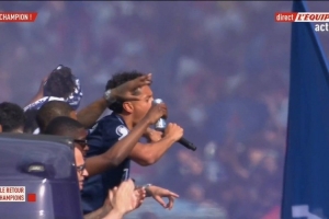 马尔基尼奥斯夺冠游行带领球迷高喊：登贝莱，金球奖！