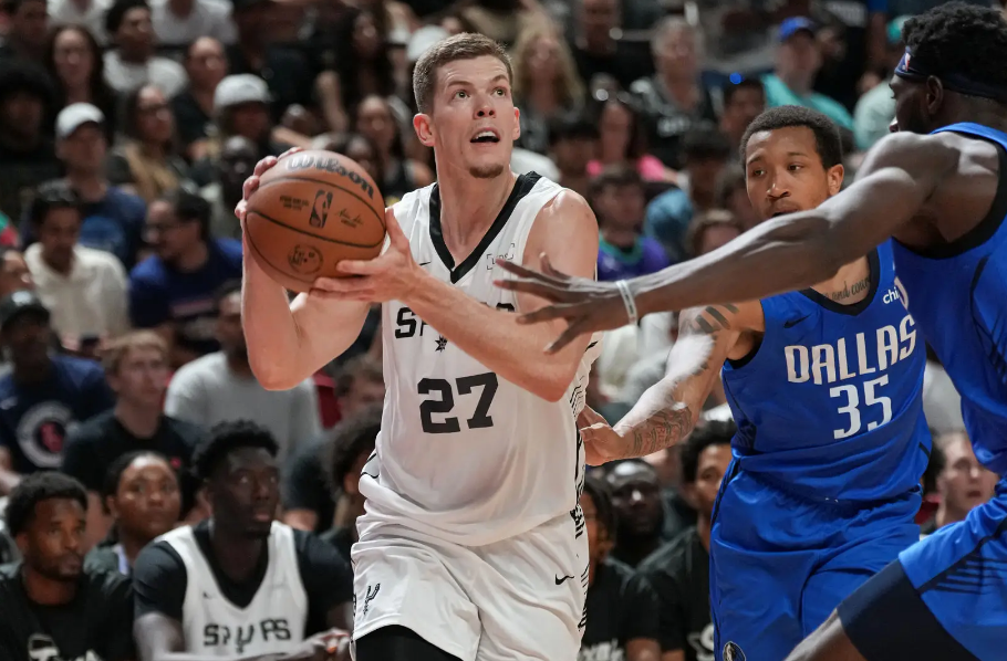 投射能力出色但其他能力平平，马刺锋线新星能否守住双向合同呢？